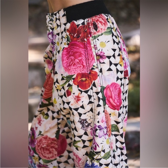 NWT Free People Mesmerize me floral cargo pants - Picture 3 of 5